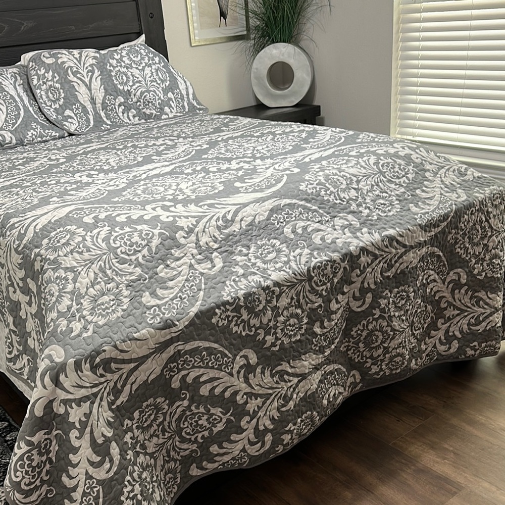 Elegant Gray and White King/Queen reversible Bedding Quilt with 2 pillow shams.
